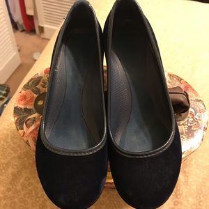🔫Crocs navy crushed velvet wedges 🔫